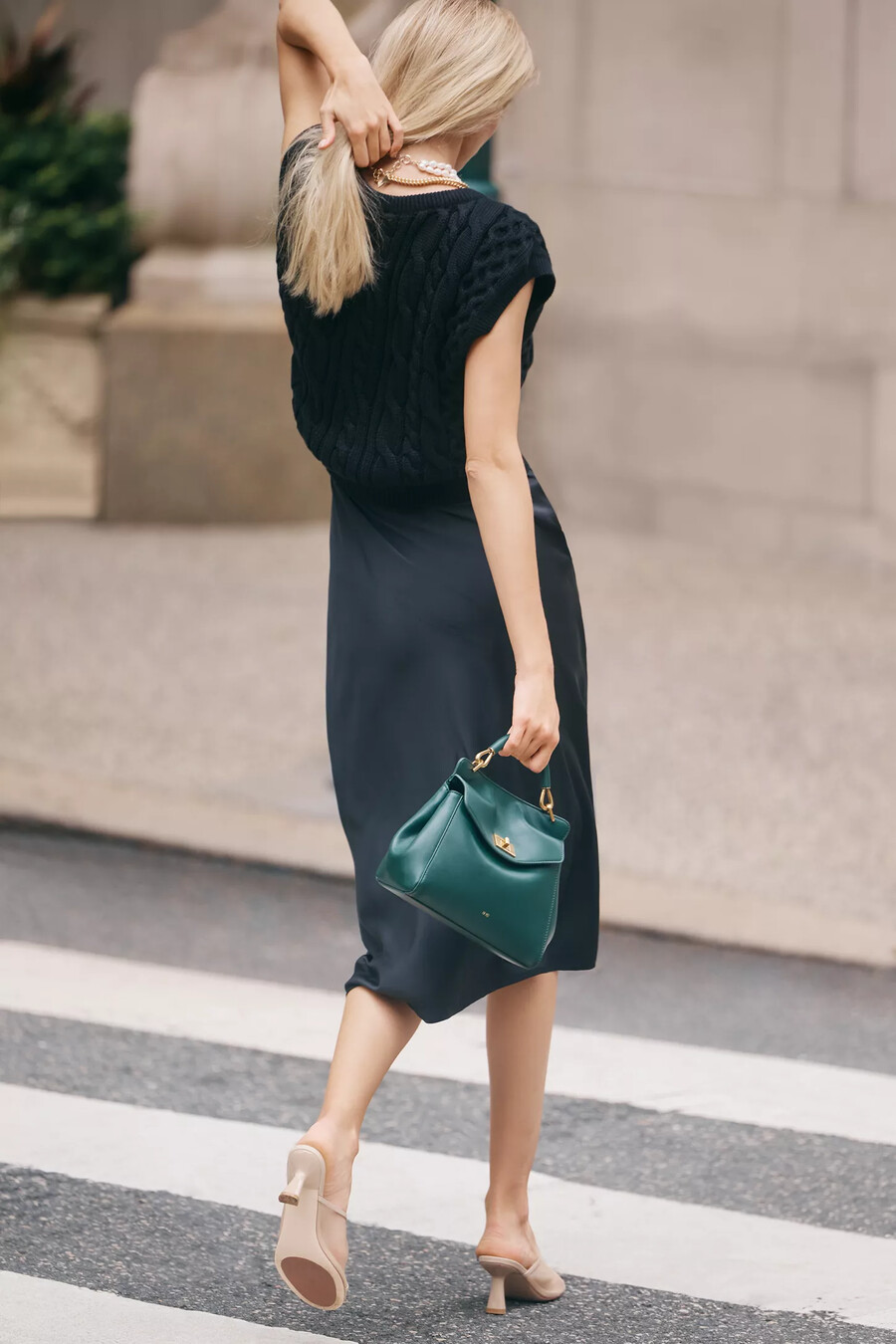 conjunto de suéter con mangas cortas y vestido de tirantes gemini