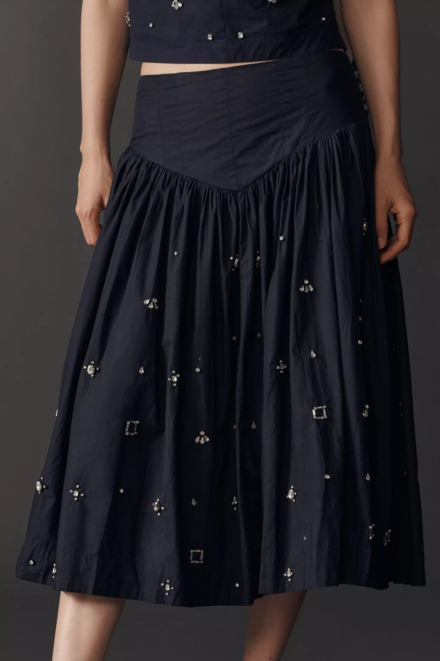 falda midi con cintura vasca de maeve