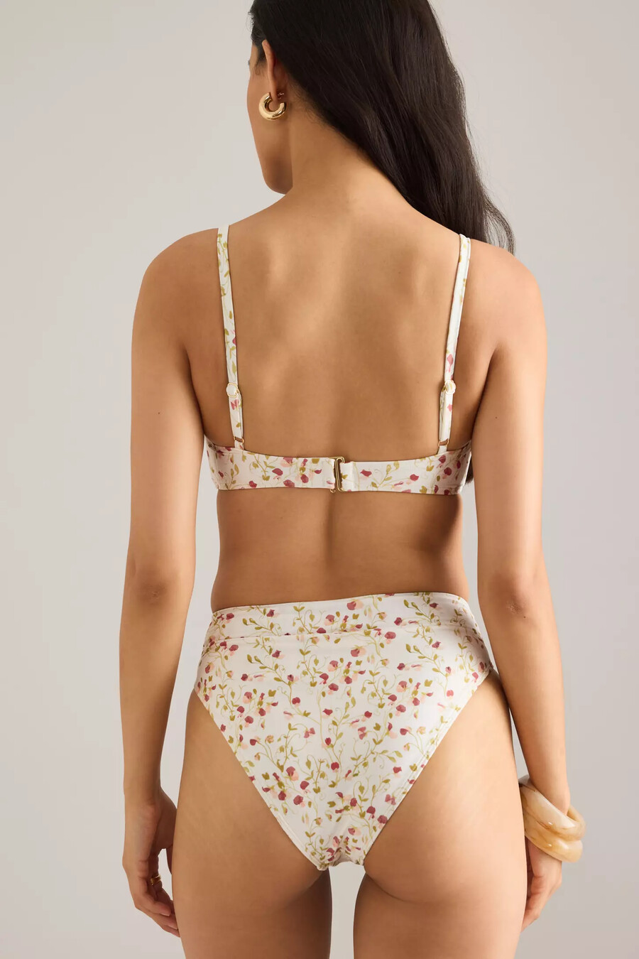 top de bikini tipo bralette con ribete de peonía