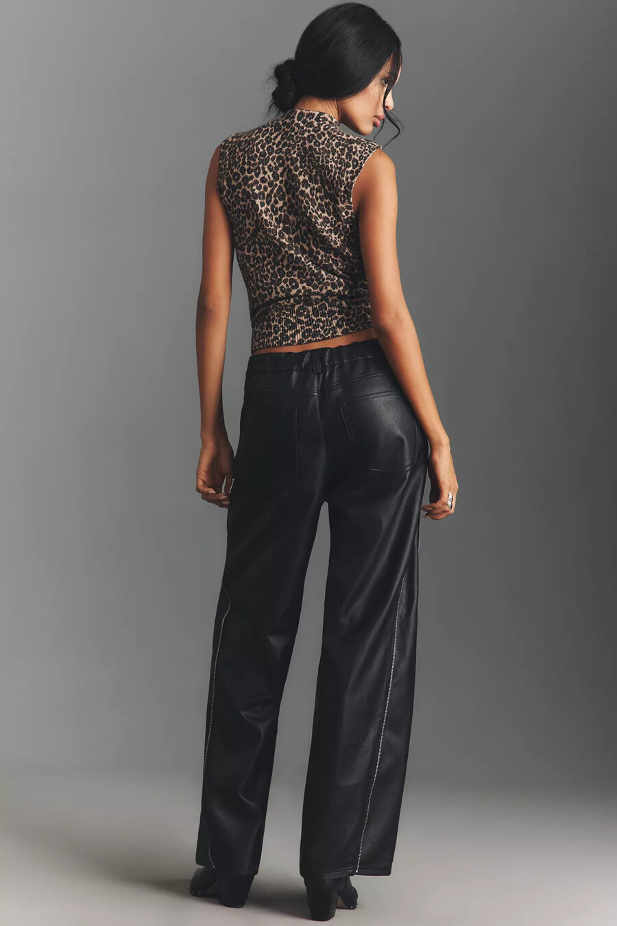 pantalones holgados de cuero con cremallera de anthropologie