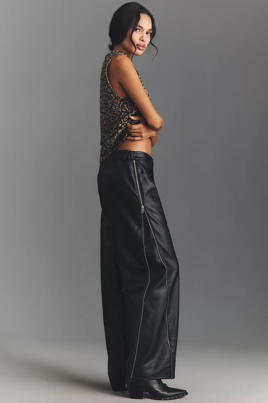 pantalones holgados de cuero con cremallera de anthropologie