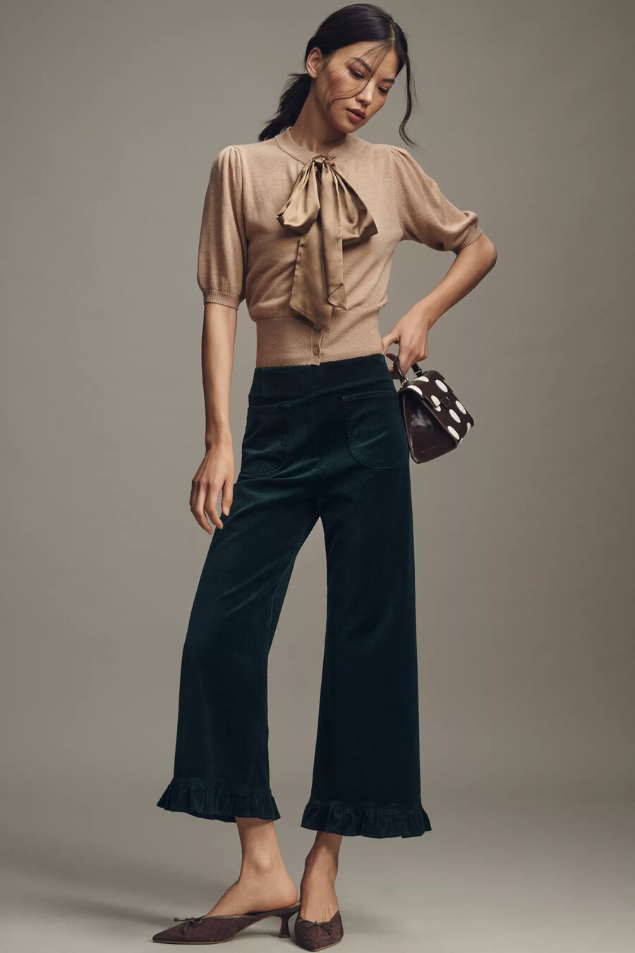 pantalones colette crop de terciopelo con volantes en el bajo de maeve